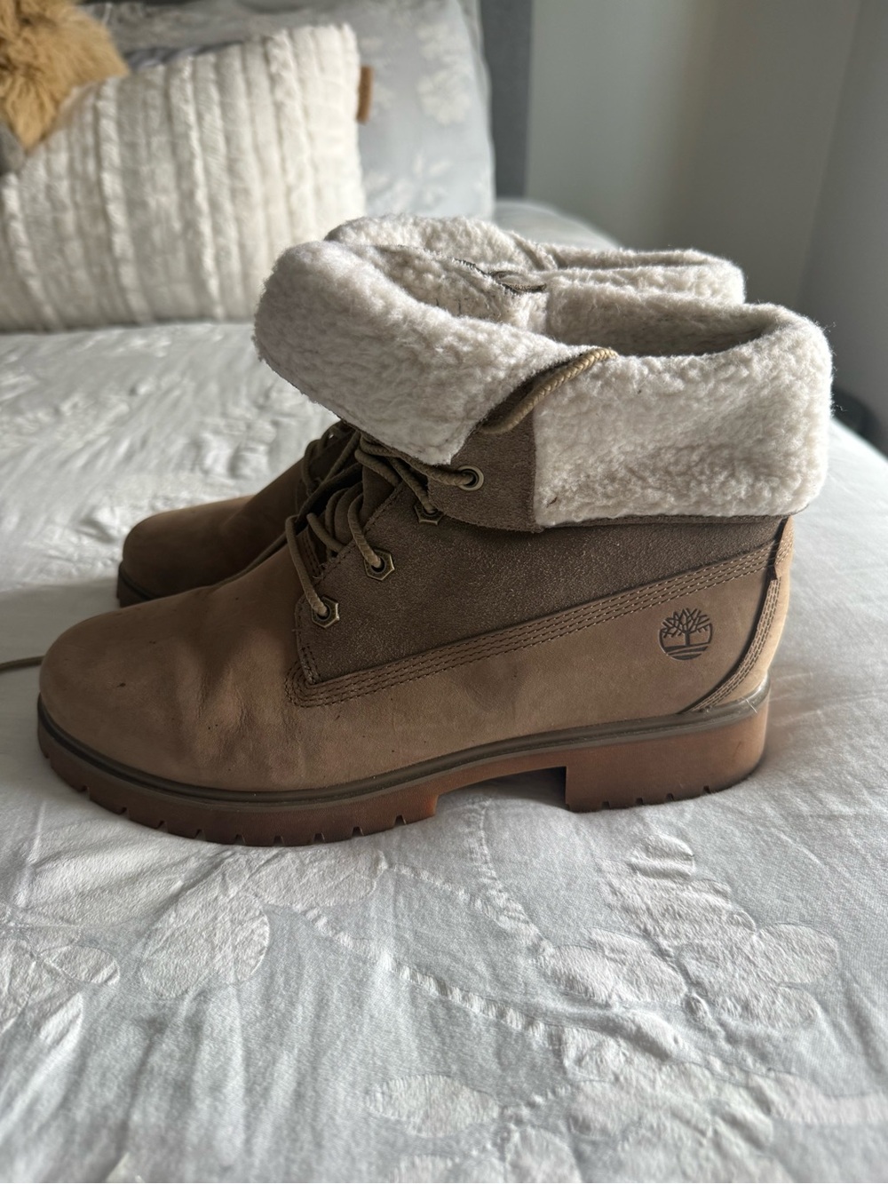 Timberland Women's Taupe Leather Boot with Cream Sherpa Lining